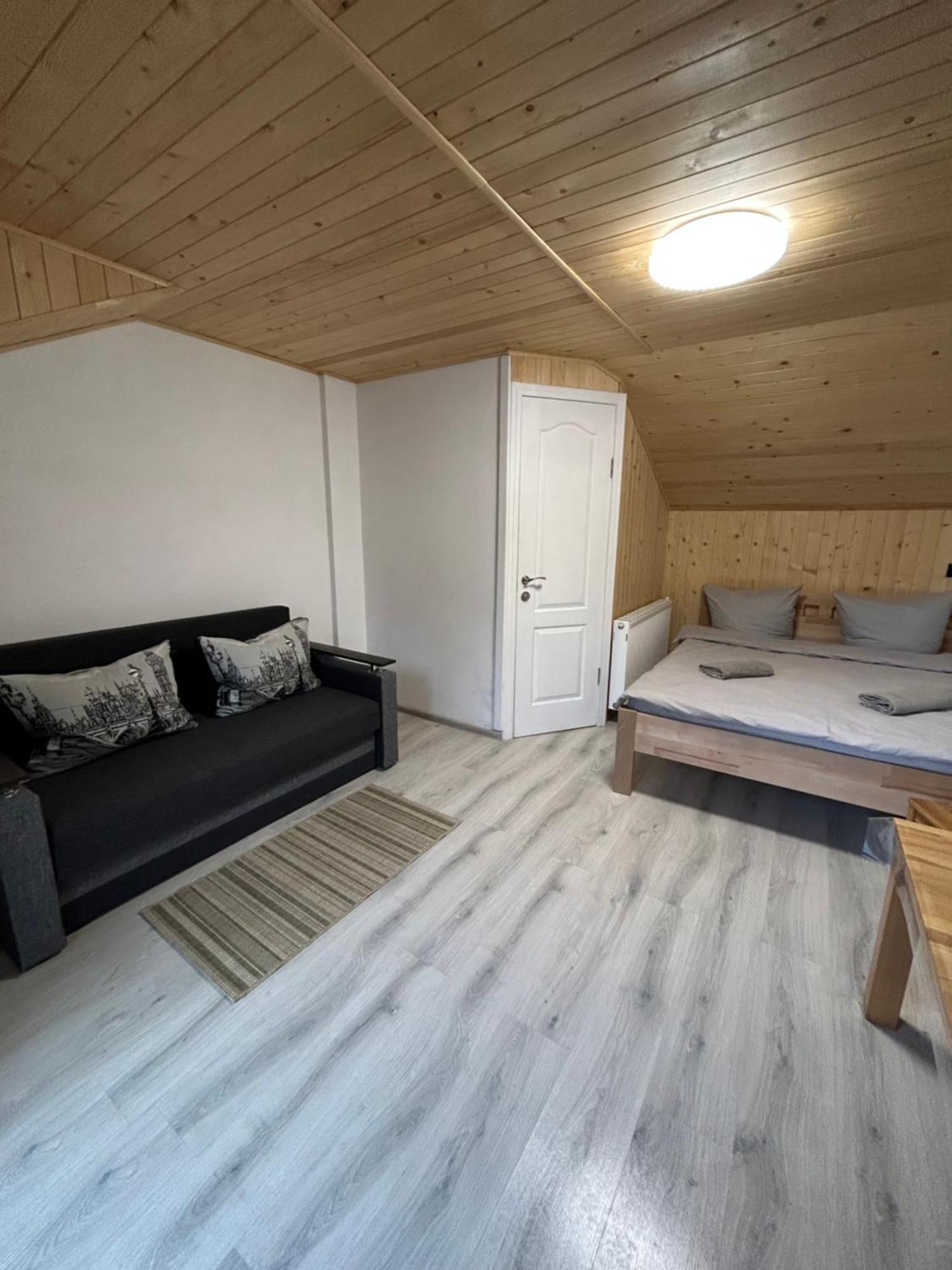 Любе Hotell Jablunytsja Exteriör bild